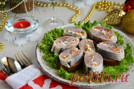 Закуска «Новогодняя селедочка» Закуска «Новогодняя селедочка»

Нам понадобится:

Сельдь малосольная — 1 Штука 
Сыр плавленный пастоподобный — 2 Ст. ложки
Морковь вареная — 1 Штука 
Зелень — По вкусу (укроп или лук зеленый) 
Черный хлеб — По вкусу (для подачи)
Делаем:

1.Подготовьте продукты. Отварите заранее морковь, остудите ее и очистите.

2. Селедочку разделайте, удалите внутренности, голову, кожу и хребет. Максимально удалите косточки.

3. На пищевую пленку положите по...
