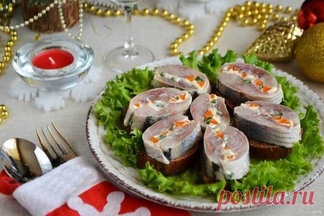 Закуска «Новогодняя селедочка» Закуска «Новогодняя селедочка»

Нам понадобится:

Сельдь малосольная — 1 Штука 
Сыр плавленный пастоподобный — 2 Ст. ложки
Морковь вареная — 1 Штука 
Зелень — По вкусу (укроп или лук зеленый) 
Черный хлеб — По вкусу (для подачи)
Делаем:

1.Подготовьте продукты. Отварите заранее морковь, остудите ее и очистите.

2. Селедочку разделайте, удалите внутренности, голову, кожу и хребет. Максимально удалите косточки.

3. На пищевую пленку положите по...
