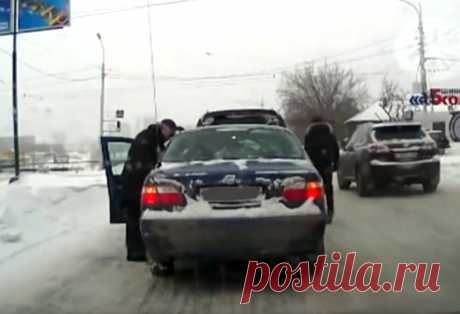 Мошенники освоили зимние методы автоподстав на дороге С выпавшим снегом на проезжей части активизировались не только дорожники, выливающие тонны реагентов, но и мошенники. Как злоумышленники ...