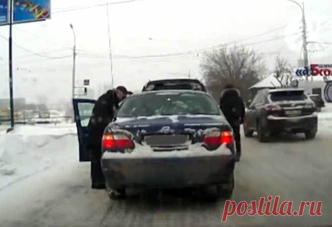 Мошенники освоили зимние методы автоподстав на дороге С выпавшим снегом на проезжей части активизировались не только дорожники, выливающие тонны реагентов, но и мошенники. Как злоумышленники ...