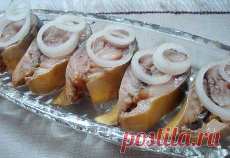 Сосед-рыбак научил меня мариновать скумбрию с копченым вкусом в простой бутылке