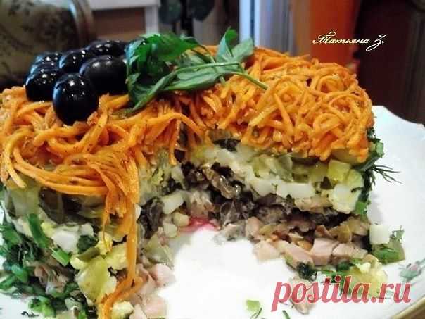 10 салатов с ГРИБАМИ!

1. Салат из куриного филе, свежих огурцов и консервированных шампиньонов

Ингредиенты:

-2-3 вареных куриных филе,
-3 вареных вкрутую яйца,
-2 свежих огурца,
-1 небольшая луковица,
-1 небольшая банка консервированных шампиньонов,
-100 г сыра, майонез

Приготовление:

Куриное филе, огурцы, луковицу порезать кубиками. Из шампиньонов слить воду, при необходимости — порезать. Сыр натереть на мелкой терке. Из яиц вынуть желтки, а белки порезать соломкой. ...