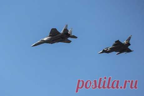 Германия подняла истребители из-за российского военного самолета. ВВС Германии сообщили, что подняли в воздух истребители Eurofighter из-за российского военного самолета, который, по их утверждению, летел без сигнала транспондера в международном воздушном пространстве над островом Рюген. Они сопровождали российский самолет в течение короткого времени, прежде чем он повернул обратно.