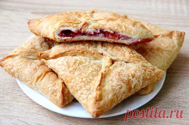 Слойки с замороженной вишней рецепт с фото пошагово - 1000.menu