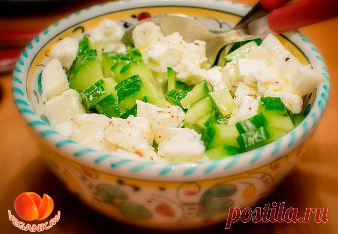 Салат из огурцов с сыром моцарелла