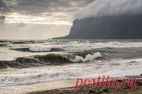 Яхта с пассажирами на борту потерпела бедствие у берегов Крыма. Яхта с пассажирами на борту получила пробоину недалеко от побережья Крыма. Судно «Тата» потерпело бедствие в районе мыса Фонарь в Керченском проливе. Яхта получила повреждение при столкновении с затопленным судном, сообщили в крымском погрануправлении ФСБ России. Судно буксируют в порт Кавказ.