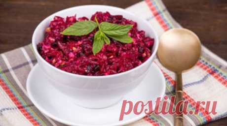 6 вкусных салатов из свеклы. Отличная подборка, сохрани! Замечательная подборка салатов из свеклы. Сохрани у себя и пользуйся!

Салат из свеклы с фетой

Тяжело представить, но отварная свекла может стать основным ингредиентом для салата из средиземноморской кухни.

Добавьте немного оливкового масла, пряности, зелень и сыр — пикантный свекольный сала