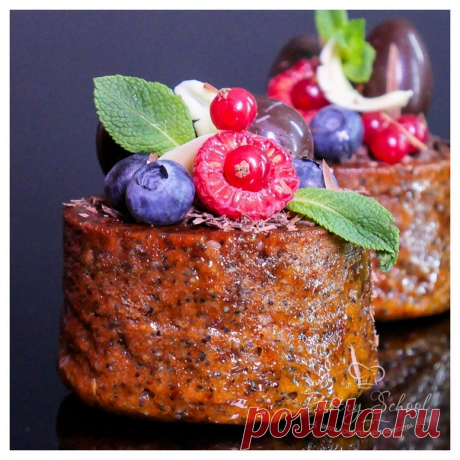 Нейтральная глазурь
--
Ставьте лайк полезному посту  и сохраняйте его в закладки, чтобы не потерять 
--
Нейтральная глазурь или, как ее еще называют, холодный блеск — очень полезная вещь хозяйстве. С этим согласится любой кондитер, который хоть раз украшал свои десерты ягодами и дольками фруктов .

Она помогает Вашим десертам выглядеть еще более выразительными и аппетитными,  придает очень красивый глянцевый блеск и позволяет сохранить дольше «товарный» вид.

Такую глазурь...