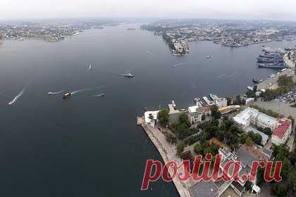 Стало известно о повреждении тральщика после атаки беспилотников на Севастополь. В результате атаки беспилотников на Севастополь утром 29 октября незначительное повреждение получили морской тральщик «Иван Голубец» и боносетевое заграждение в бухте Южная, сообщили журналистам в Минобороны России. Также ведомство заявило, что всего Севастополь атаковали 16 БПЛА, все они были сбиты.