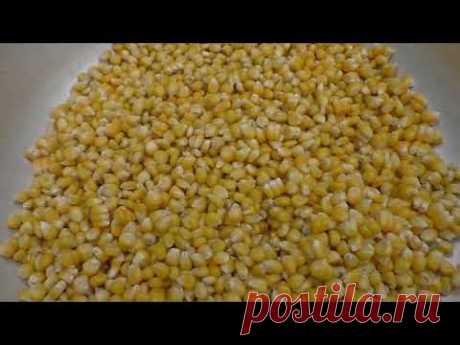 Извлекаю из початков зерна запеченной кукурузы // Extracting baked corn grains from the cob