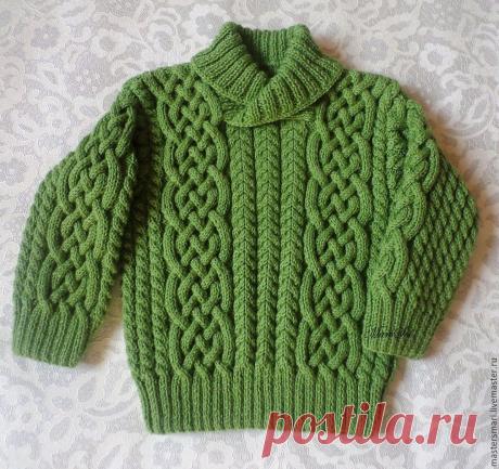 Джемпер с косами для мальчика. Купить или заказать Джемпер с косами для мальчика. в интернет-магазине на Ярмарке Мастеров. В наличии размер 80 - 86 (1 -1,5 года). Теплый объемный джемпер из полушерстяной детской пряжи ALIZE baby wool (40% шерсть, 20% бамбук, 40% акрил). Джемпер связан вручную спицами объемным узором из кос и жгутов, удобный воротник-шалька надежно закроет шею. Свяжу на заказ в любом цвете и размере. Посмотреть цвета можно здесь: www.livemaster.ru/topic/223...
