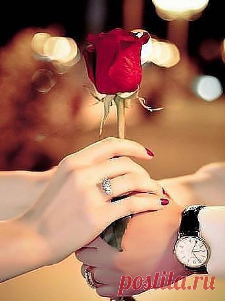 каждой девушке и женщине приятно получить цветы из любимых рук