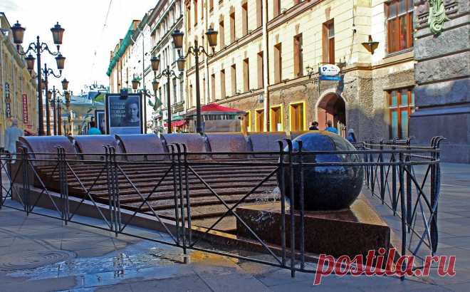Фонтанная композиция «Вращающийся шар» в Санкт-Петербурге.