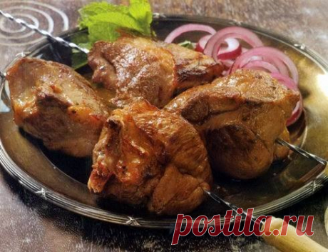 Шашлык по-карски  Особенностью шашлыка по-карски является, то что мясо для этого шашлыка режется на большие куски и берётся обязательно почечная часть бараньей корейки. Что касается маринада для шашлыка по-карски, то …