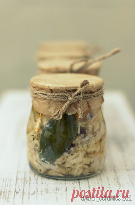 конфи из курицы и утки Рецепт: на емкость обьемом 2 литра 3 куриные ножки 2 утиные ножки 1 большое яблоко 200г топленого масла (ги) 2 лавровых листа 1 ч. л. соли ( с горкой) 5 горошин черного перца 4 цветка гвоздики 1 луковица куриные и утиные ножки складываем в глубокую (крамическую, медную, чунунную) емкость: солим,…