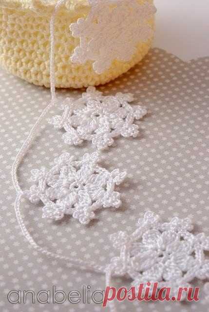 Гирлянда из снежинок.