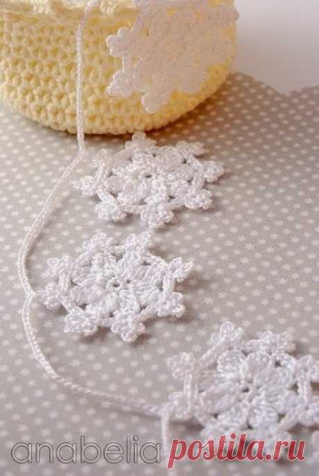 Гирлянда из снежинок.