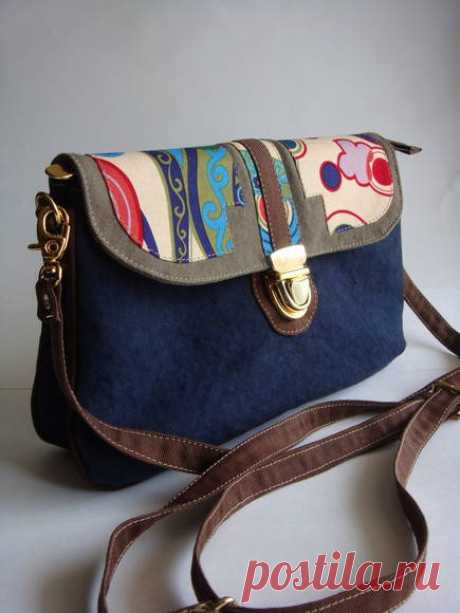 Bolsa Dupla Color - Azul no Elo7 | Sonoe BAG (231100) Esta bolsa possui divisória e alça removível. Pode se transformar em carteira, bolsa de ombro ou transversal.
Ela é feita de lona estonada e detalhe da tampa em tecido de algodão.