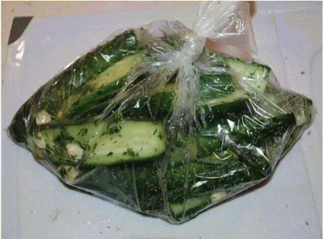 Рецепт малосольных огурцов в целлофановом пакете
Потребуется:
огурцы свежие (небольшие) - 1 кг;
чеснок - 3 зубчика;
укроп свежий - 0,5 пучка;
соль крупная - 2 ч. л. (без горки);
сахар - 0,5 ч. л.;
перец черный горошком - 5-6 шт.
Приготовление:
Огурчики хорошо вымыть, обрезать кончики.
Выложить огурцы в сложенные один в один два целлофановых пакета. Добавить к ним очищенный и нарезанный чеснок, измельченный укроп.
Сюда же добавить соль, сахар и перец горошком.
Пакеты плотно...