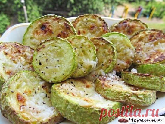 Подборка рецептов с кабачками.
1. Кабачки жареные по-украински
Такие кабачки готовила моя бабушка. Я впадаю в детство каждое лето.
Приготовление:
Рецепт слишком простой, но очень вкусные кабачки получаются.
Молодые кабачки нарезать кружочками, чуть присолить и дать постоять минут 10. Дальше возможны два варианта развития событий. Бабушка жарила, обкатав в муке и хорошенько ее обтрусив, чтобы не приставали к сковороде. Но сейчас, во время высоких технологий, есть сковородки, к которым не прил