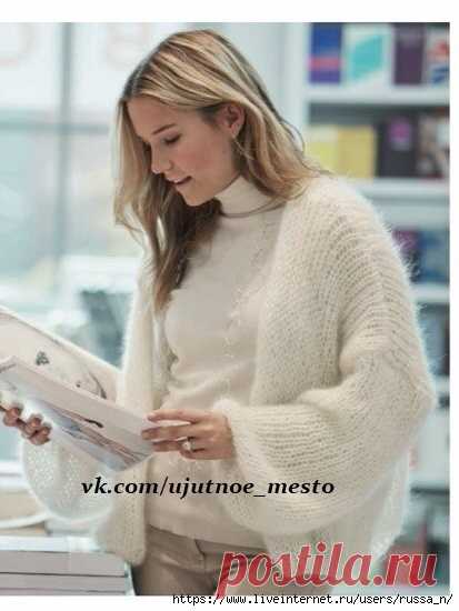 Жакет Оверсайз

Размеры: S/M (L/XL) 
Материалы: 300/ 400g Schachenmayr Kid Light Fb 00001 белый. 
Круговые спицы 9 мм и 12 мм. 
Данная модель вяжется в три нити. 


Лицевая гладь: в лиц.р. лиц.п., в изн.р. изн.п. 

Резинка: 1 лиц., 1 изн. 

Плотность вязания, лиц.гл., спицы 12 мм и нитью в 3 сложения: 

9 п. и 11 р. = 10 x 10 см. 

СПИНКА 
Набрать на спицы 9 мм 59 (61) п. и вязать 3 ряда резинкой. Затем сменить на спицы на 12 мм и продолжать вязание лиц. гладью, равномерно...