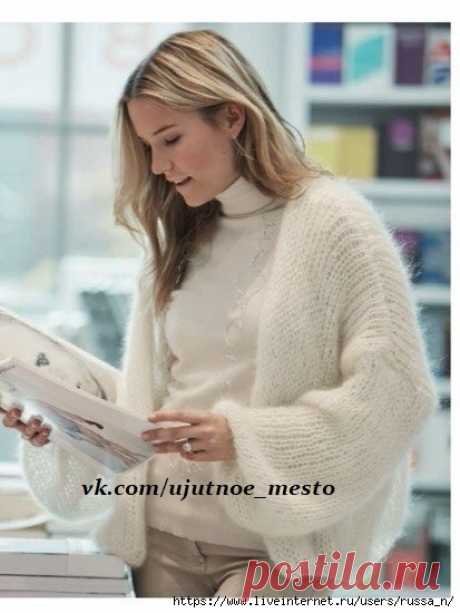 Жакет Оверсайз

Размеры: S/M (L/XL) 
Материалы: 300/ 400g Schachenmayr Kid Light Fb 00001 белый. 
Круговые спицы 9 мм и 12 мм. 
Данная модель вяжется в три нити. 


Лицевая гладь: в лиц.р. лиц.п., в изн.р. изн.п. 

Резинка: 1 лиц., 1 изн. 

Плотность вязания, лиц.гл., спицы 12 мм и нитью в 3 сложения: 

9 п. и 11 р. = 10 x 10 см. 

СПИНКА 
Набрать на спицы 9 мм 59 (61) п. и вязать 3 ряда резинкой. Затем сменить на спицы на 12 мм и продолжать вязание лиц. гладью, равномерно...