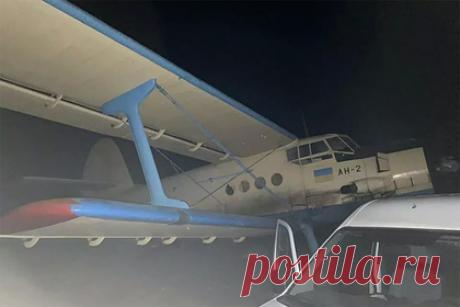 В Молдавии задержали самолет с контрабандными сигаретами из Украины. В населенном пункте Глиная-Микэ Единецкого района пограничная полиция Молдавии пресекла попытку перевоза контрабанды сигарет в Румынию. По данным пограничников, самолет Ан-2 прибыл с территории Украины. В ведомстве добавили, что молдавские силовики задержали трех граждан Украины.