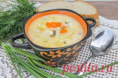 Суп из плавленных сырков. На 4 порции этого нежного и вкусного супа вам понадобятся: — 2 плавленных сырка; — 4 картофелины; — 50 мл растительного масла; — 1 морковь; — 2 луковицы; — 0,5 ч.л. соли; — 1 пучок зеленого лука или другая зелень — по вкусу. Приготовление: Первым делом очищаем морковь и лук от кожуры и нарезаем: морковь — кубиками, а лук — полукольцами. В кастрюле, в которой мы будем варить этот аппетитный суп, нагреваем растительное масло до каления и опускаем туда нарезанные овощи.…