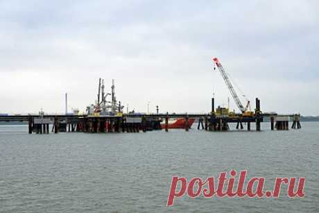 Германия попала в западню из-за отказа от российского газа. Германия, стремящаяся заместить поставки российских энергоресурсов, рискует оказаться во власти Катара, что показывают «угрозы» эмирата из-за коррупционного скандала в Европарламенте. Европа теперь, похоже, попадает «из огня да в полымя», поскольку «маленький эмират откровенно угрожает Европе перекрыть газовый кран».
