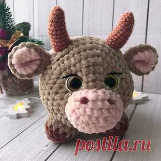 Бычок Гаврюша амигуруми. Схемы и описания для вязания игрушек крючком! Бесплатный мастер-класс от Светланы Гребневой по вязанию бычка по имени Гаврюша из плюшевой пряжи. Высота вязаной игрушки примерно 14 см, длина около…