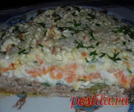 Вкусный и сытный салат «Шпротка»: беспроигрышный вариант на праздничном столе