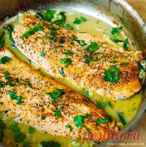 Форель с чесноком, лимонным маслом и с соусом из трав