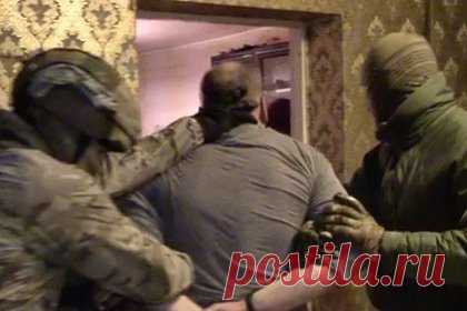 Задержание запускавшего БПЛА у военных объектов россиянина попало на видео. Задержание запускавшего беспилотный летательный аппарат (БПЛА) у военных объектов в Москве агента вооруженных сил Украины (ВСУ) попало на видео. На кадрах видно, как спецназ врывает в дом завербованного агента, скручивает его и надевает наручники. Мужчина рассказал о конкретном месте схрона.
