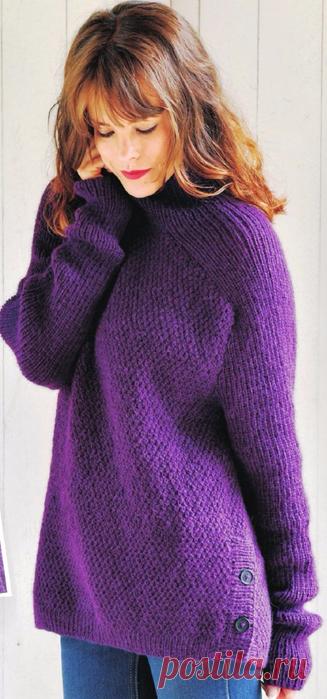 Фиолетовый свитер узором из букле и резинки на рукавах-реглан c разрезами по бокам