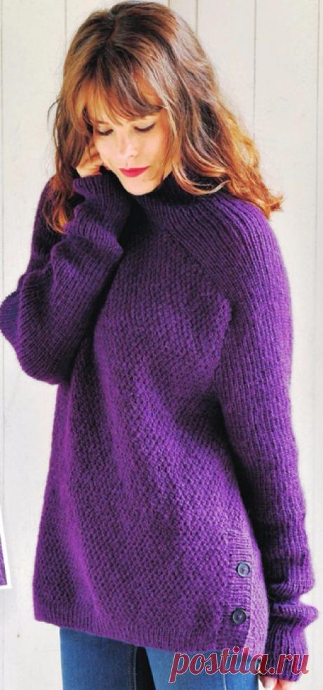 Фиолетовый свитер узором из букле и резинки на рукавах-реглан c разрезами по бокам
