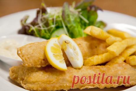 Готовим фиш энд чипс – жареную в кляре рыбе с картофелем-фри – блюдо старинного английского фаст-фуда.
