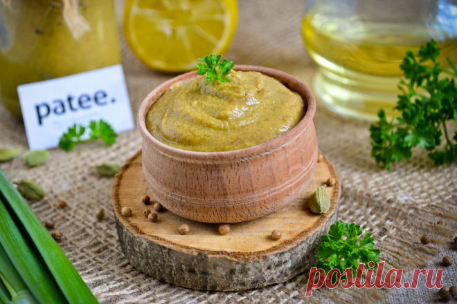 Домашняя горчица. Она получается довольно пикантная и острая, вкусная и свежая. Плюс домашней горчицы в том, что делается за считанные минуты, но сколько в ней пользы и витаминов - не счесть.