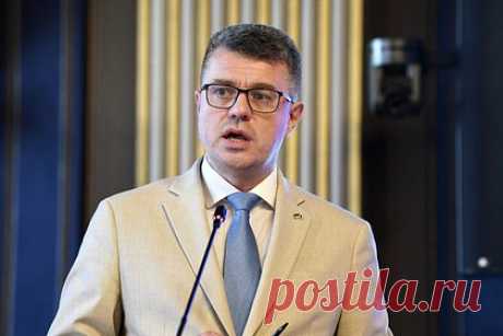 Эстония решила начать процедуру передачи замороженных активов России Украине. Власти Эстонии планируют самостоятельно выработать механизм передачи Киеву на восстановление Украины замороженных российских финансовых активов. По словам главы МИД страны Урмаса Рейнсалу, такое решение Таллина стало бы прецедентом с точки зрения международного права.