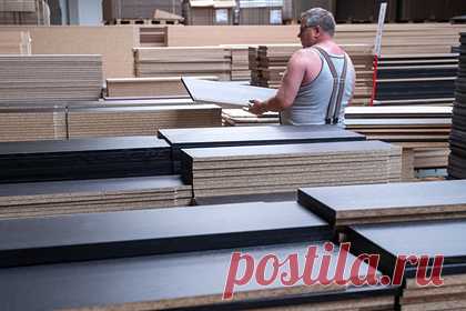 IKEA прекратит закупать лес через оскандалившегося российского политика. Компания IKEA заявила о прекращении закупок российской древесины, полученной при санитарных вырубках на Дальнем Востоке и в Сибири. Решение принято на фоне скандала, разгоревшегося вокруг иркутского политика и предпринимателя Евгения Бакурова, которого заподозрили в незаконном уничтожении лесов.