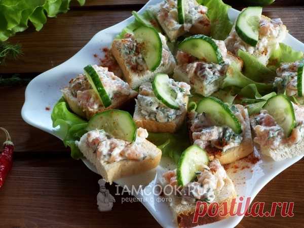 Бутерброды с красной рыбой и сливочным сыром — рецепт с фото Нежные мягкие мини-бутерброды с сыром и малосольной рыбой.