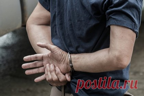 Полиция начала расследование после вымогательства миллионов рублей у Митволя. Следователи МВД возбудили уголовное дело в связи вымогательством 100 миллионов рублей у бывшего замглавы Росприроднадзора Олега Митволя. В Красноярске взяли с поличным двух юристов, которые требовали деньги у Митволя, возглавляющего компанию «Красноярский трест инженерно-строительных изысканий».