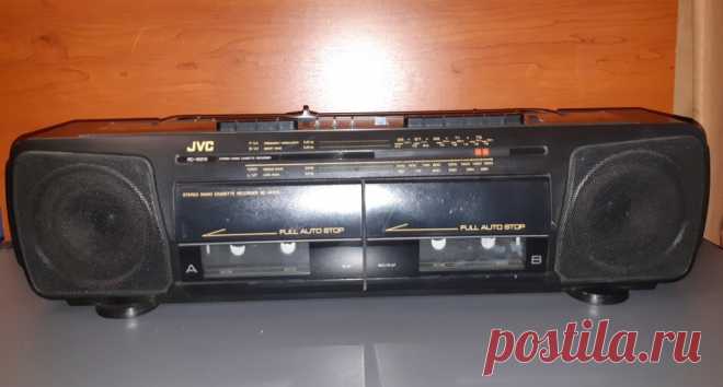 Винтажный переносной стереофонический кассетный магнитофон RC-W210 - JVC - Victor Company of Japan. 
Размер : 630 х 160 х 200 мм.
Стерео, двухкассетный, полный автостоп.
Диапазоны волн : FM, короткие, средние и длинные волн.
Система подъёма баса Super-Bass Horn.
Питание от сети 220 вольт и от батареек.
Проведено : чистка, смазка, мелкий ремонт. Прибыл из Японии.
Утраты : два переключателя. См. фото.  

Цена : 4500 руб.

 Купить сейчас :