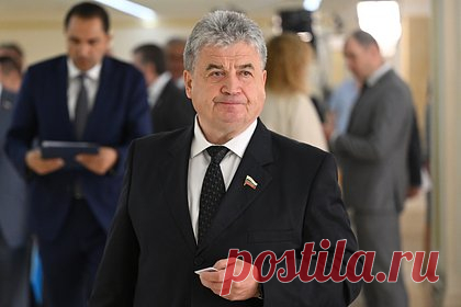 Российского сенатора выбросило из джипа после ДТП. Сенатор от Республики Татарстан Геннадий Емельянов попал в аварию на трассе Чистополь — Нижнекамск, от удара его выбросило из салона джипа. Об этом сообщает Telegram-канал Shot. По его информации, Емельянов, находясь за рулем джипа Toyota Land Cruiser, выехал на встречную полосу для обгона другого автомобиля.