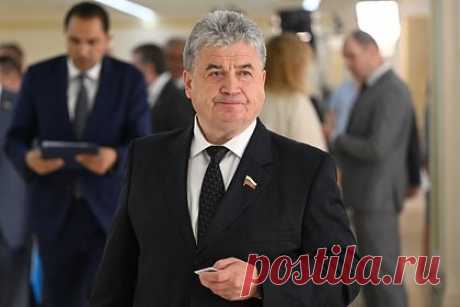 Российского сенатора выбросило из джипа после ДТП. Сенатор от Республики Татарстан Геннадий Емельянов попал в аварию на трассе Чистополь — Нижнекамск, от удара его выбросило из салона джипа. Об этом сообщает Telegram-канал Shot. По его информации, Емельянов, находясь за рулем джипа Toyota Land Cruiser, выехал на встречную полосу для обгона другого автомобиля.