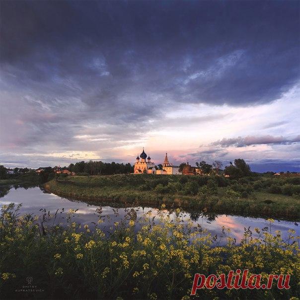 «После грозы». Суздальский Кремль на закате. Автор фото – Дмитрий Купрацевич: nat-geo.ru/photo/user/114930/
