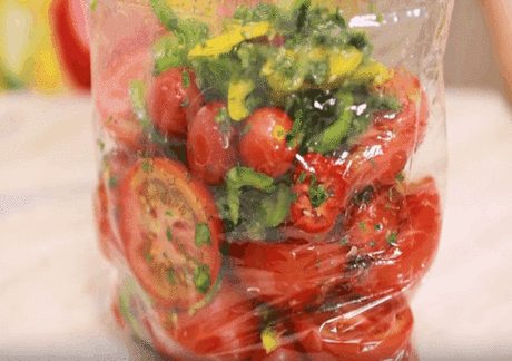 ВСЕ рецепты ВКУСНЕЙШИХ Помидорчиков по-КОРЕЙСКИ
Помидоры «по-корейски»: рецепт № 1
Для приготовления данной заготовки вам понадобятся: 
2 кг помидоров
2-3 шт. перца болгарского;
Петрушка, укроп;
1 морковь;
1 головка чеснока;
Перец сладкий, морковь и чеснок перекрутите в мясорубке и тщательно перемешайте. 
Затем, добавьте в них мелко нарезанную зелень (укроп и петрушка).
Помидоры же аккуратно разрезаются пополам, а если овощи крупного размера, то даже на 4 части. 
В банку или кастрюлю они должн