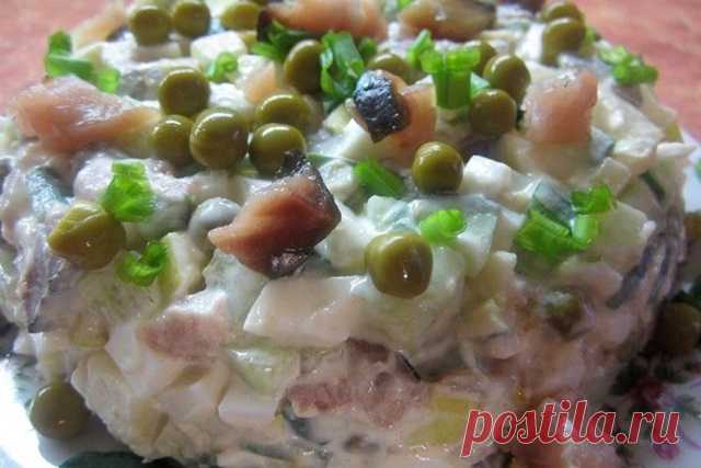 Салат с копченой рыбой и зеленым горошком — Домашняя кулинария