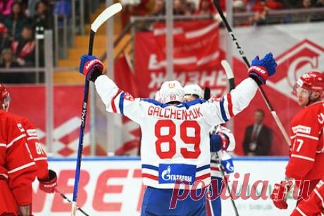 СКА обыграл «Спартак» в матче КХЛ. Петербургский СКА на выезде обыграл московский «Спартак» в матче регулярного чемпионата КХЛ. Встреча прошла в пятницу, 12 января, и завершилась со счетом 5:2 в пользу гостей. В составе победителей дублем отметился Сергей Толчинский, еще по шайбе забросили Михаил Воробьев, Валентин Зыков и Арсений Грицюк.