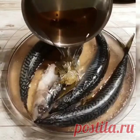 Ну разве не красота?😍 Красота!
Спасибо мои родные за обратную связь, так здорово пообщались сегодня, приятнооо😘❤
Столкнулась здесь с нехваткой и пересоленностью селедки в магазинах. Когда-то в молодости, умела и солила сама, спустя годы попробовала снова, получается очень нежно и лучше намного магазинной.
Рыба (беру свежую макрель, она вкуснее селедки, в ней меньше костей) 2 кг;
1 л воды;
5 ст. л. соли, если хочется посолоней, можно положить еще одну;
3 ст. л. сахара;
2 ...