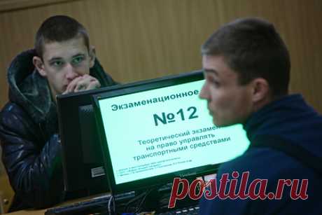 В МВД задумали изменить билеты на экзамене на права. МВД России намерено проработать вопрос корректировки экзаменационных билетов в теоретической части экзамена на права. Цель изменений — сместить акцент с «заучивания» конкретных требований правил дорожного движения на осознанное понимание правильных и безопасных действий при управлении транспортным средством.